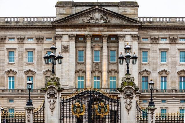 the front gates of buckingham palace